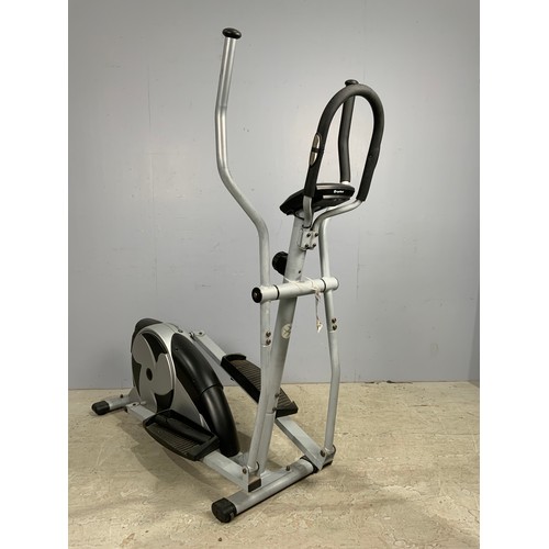 568 - ROGER BLACK CROSS TRAINER