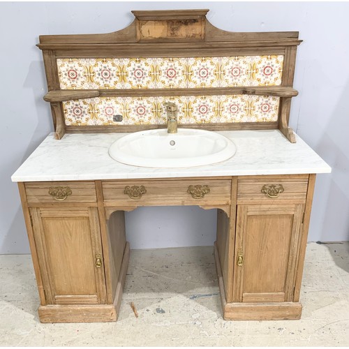 560 - VANITY UNIT WITH BUILT-IN SINK