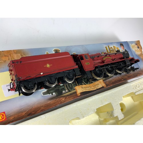 360 - HORNBY BOXED R2337 HOGWARTS EXPRESS CASTLE CLASS LOCOMOTIVE. Note damage to tender at rear, please s... 