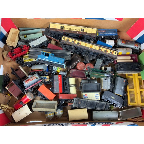 356 - TRAY OF 00 GAUGE MODEL RAILWAY, P/W, MIXED COACHES & WAGONS PLUS LIMA D2785 SHUNTER