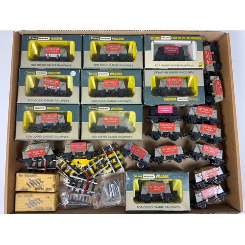 393 - TRIANG WRENN, 9 BOXED W4600P ORE WAGON CLAY CROSS LTD & 13 UNBOXED CLAY CROSS WAGONS, 2 BOXED, 3 BAG... 