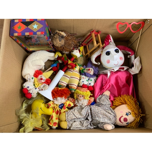 55 - TRAY OF ASSORTED CLOWNS, SOFT PLAY, PLUS A BOX OF ASSOTED CLOWNS, 2 SCARECROWS, ACROBATIC CLOWNS, MU... 