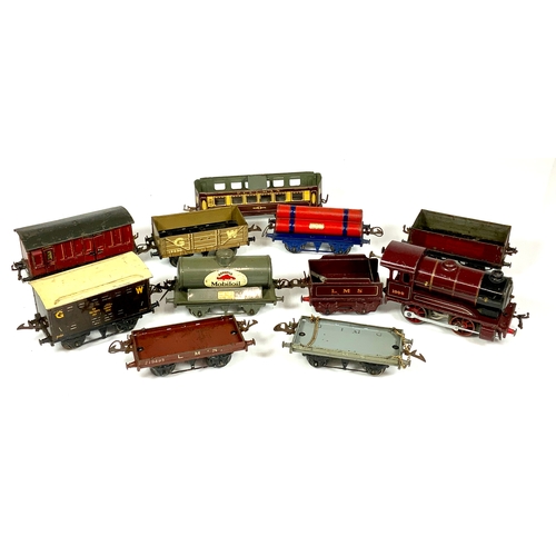 445 - HORNBY 0 GAUGE, COMPRISING 0-6-0 TENDER LOCOMOTIVE, 1000 LMS, PLUS MOBILOIL TANK WAGON, GWR FISH TRA... 