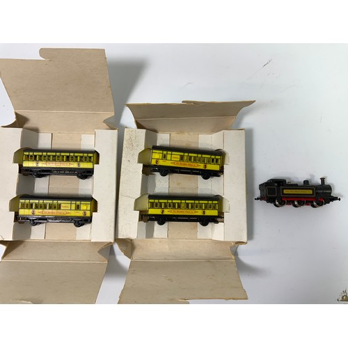 273 - ‘N GAUGE’ SHREDDED WHEAT PROMOTIONAL NON RUNNING JINTY TANK & 2 BOXED PACKS OF 2 COACHES