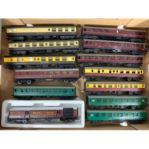 284 - LIMA U/B COACHES, 3 X WR MK1, 3 X TTR, 1 X HORNBY LMS, 3 X SR SUBURBAN & A P/T BOXED ROYAL MAIL COAC... 