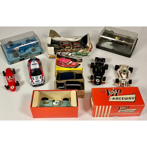 51 - 10 VINTAGE SCALEXTRIC CARS, INCLUDES VIP RACEWAYS FORMULA 1 LOTUS AND A PAIR OF AIRFIX MOTORISED CON... 