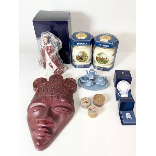 147 - COLLECTABLE CERAMICS INC BOXED ROYAL WORCESTER QUEEN ELIZABETH FIGURINE, WEDGWOOD JASPER MINIATURE T... 