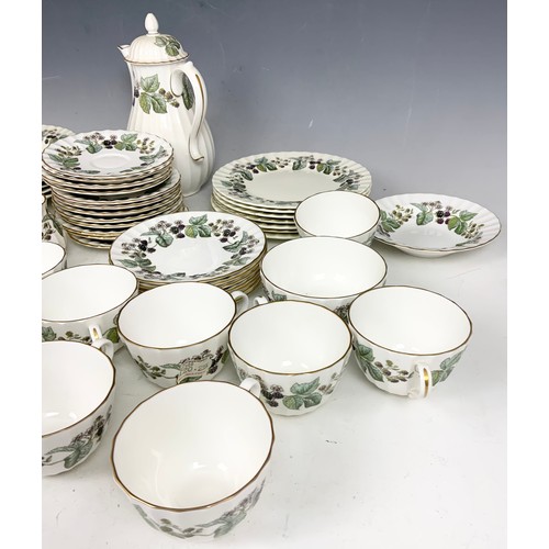 195 - LARGE QUANTITY OF ROYAL WORCESTER LAVINA TABLEWARE