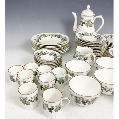 195 - LARGE QUANTITY OF ROYAL WORCESTER LAVINA TABLEWARE