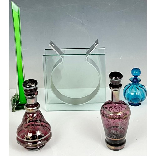 262 - MODERN ART RIBBON VASE, TOGETHER WITH MID CENTURY GREEN VASE, PURPLE DECANTERS AND BLUE SCENT BOTTLE