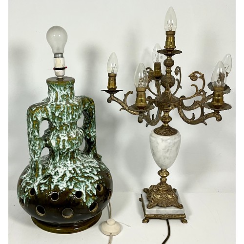 318 - 2 LAMPS, 1 GREEN WHITE CERAMIC PIERCED BALUSTER AND VINTAGE BRASS ALABASTER CANDELABRA LAMP