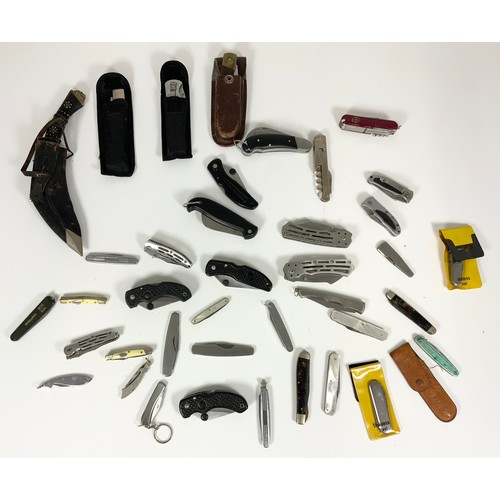 450 - GOOD COLLECTION OF PEN KNIVES, A CEREMONIAL KUKURI KNIFE ETC