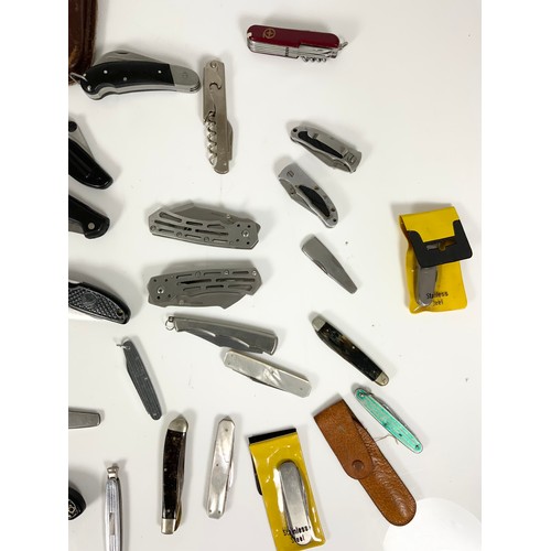 450 - GOOD COLLECTION OF PEN KNIVES, A CEREMONIAL KUKURI KNIFE ETC