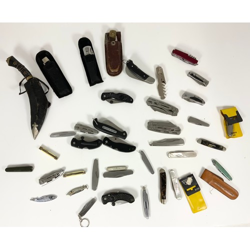 450 - GOOD COLLECTION OF PEN KNIVES, A CEREMONIAL KUKURI KNIFE ETC