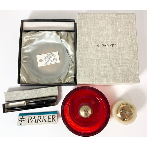 430 - BOXED PARKER DESK SET & A CALIBRA DESK LIGHTER