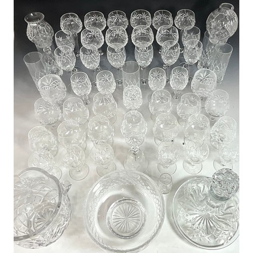 253 - LARGE QUANTITY OF WEBB CONTINENTAL HAND CUT LEAD CRYSTAL GLASSES, DECANTER AND ICE BUCKET T/W EDINBU... 