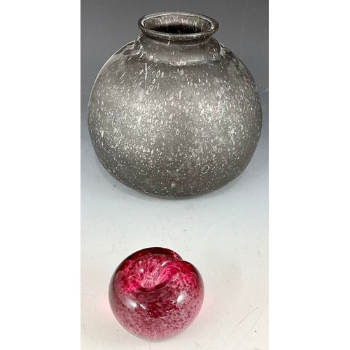 260 - GLOBE SHAPED SMOKED GLASS VASE TOGETHER WITH WEDGWOOD GLASS APPLE AF