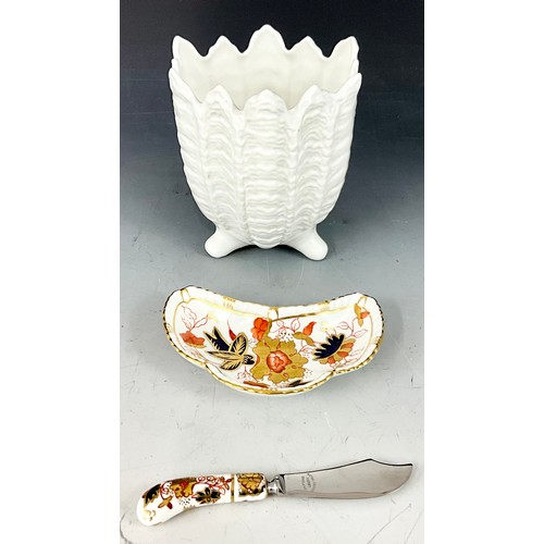 183 - COALPORT VASE AND A CROWN DERBY IMARI BUTTER DISH AND BUTTER KNIFE