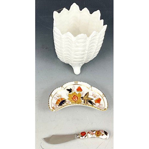 183 - COALPORT VASE AND A CROWN DERBY IMARI BUTTER DISH AND BUTTER KNIFE