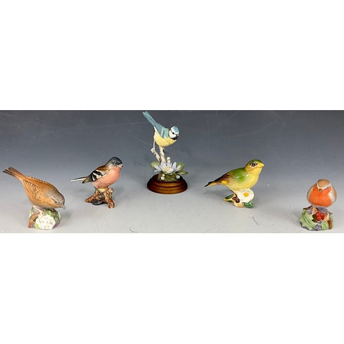 141 - BESWICK AND ROYAL WORCESTER BIRD STUDIES T/W 1 OTHER