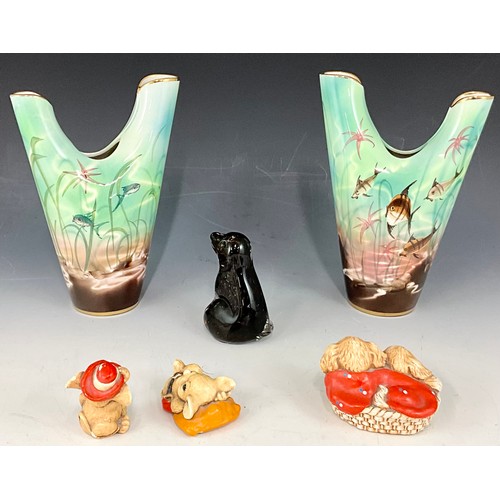 184 - PAIR OF ITALIAN KITCH FISH VASES, A WEDGWOOD GLASS DOG PAPERWEIGHT AND 3 ITEMS OF TINKER WARE