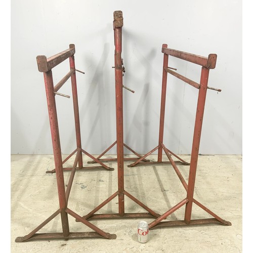 592 - THREE ADJUSTABLE TRESTLES