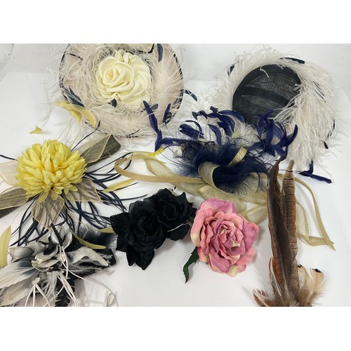 1026 - A SELECTION OF HAIR FASCINATORS, FEATHER PINS, FLORAL HAIRCOMBE,