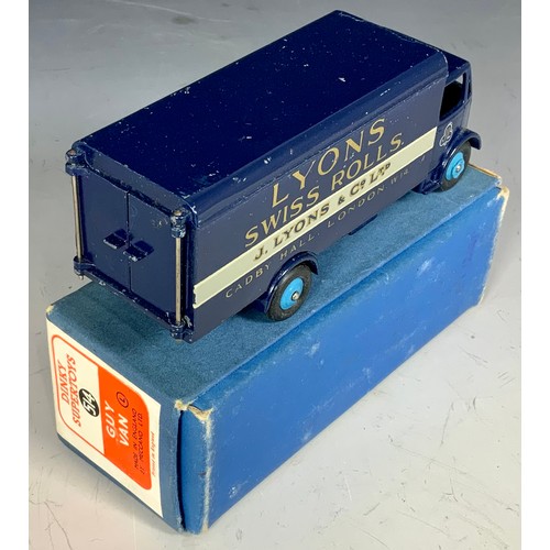 227 - DINKY SUPERTOYS : 514 GUY VAN ‘LYONS SWISS ROLLS’ IN DARK BLUE WITH LIGHT BLUE HUB CAPS, RIDGES, 1ST... 