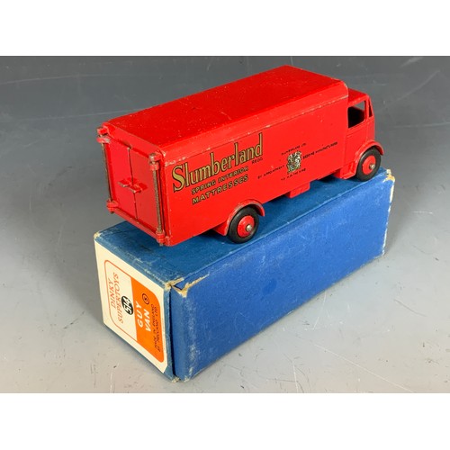 226 - DINKY SUPERTOYS BOXED 514 GUY LORRY SLUMBERLAND, 1ST TYPE CAB, RED.