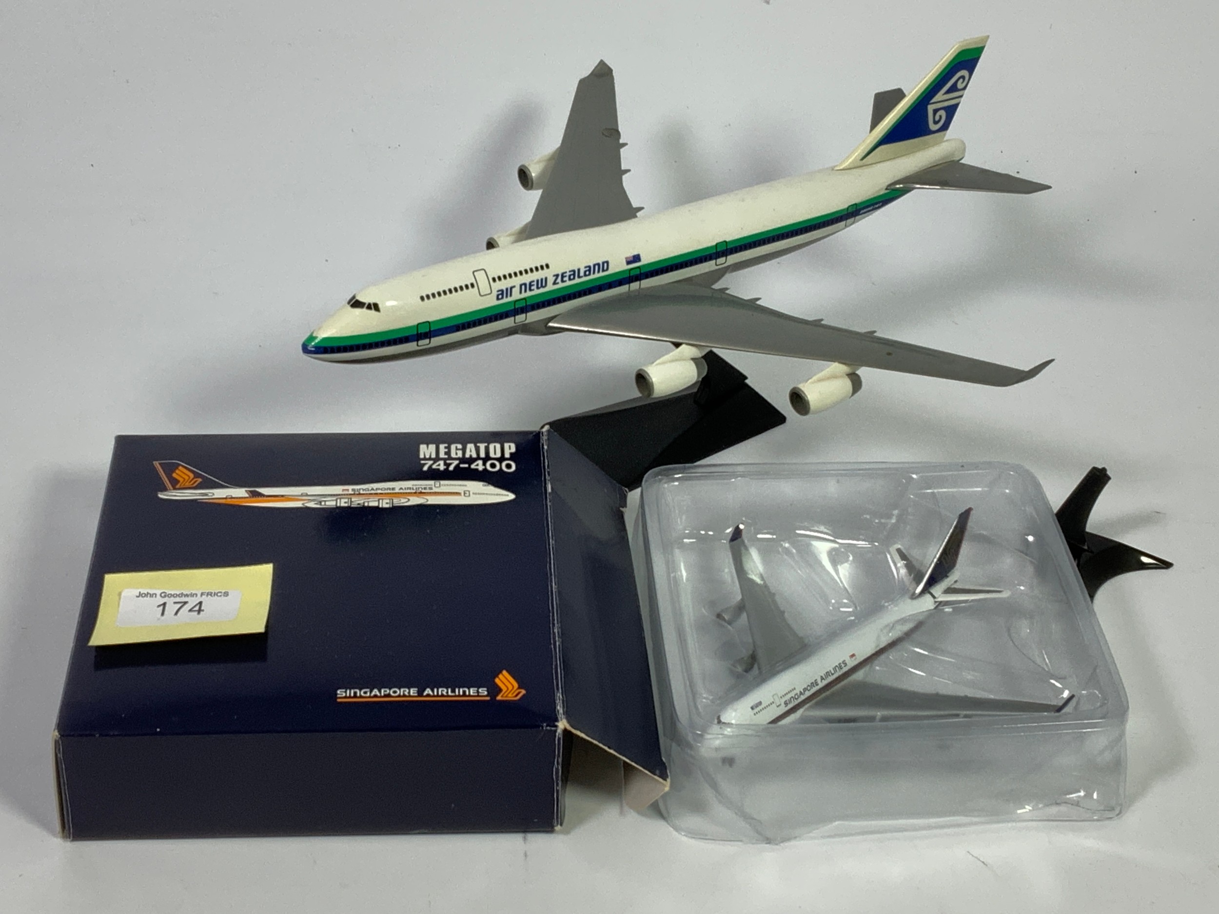 HERPA BOXED SINGAPORE AIRLINES MEGATOP 747-400, & A LARGER