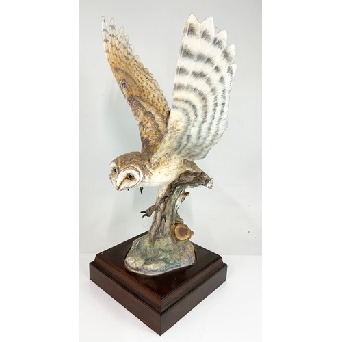 33 - HEREFORD FINE CHINA LARGE LTD ED MODEL OF A BARN  OWL ON WOODEN PLINTH WITH  FRAMED COA