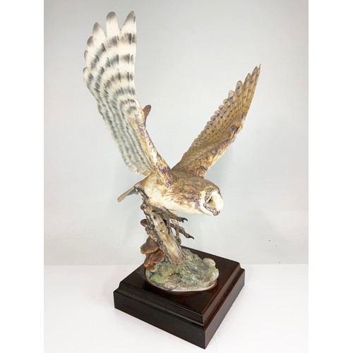 33 - HEREFORD FINE CHINA LARGE LTD ED MODEL OF A BARN  OWL ON WOODEN PLINTH WITH  FRAMED COA