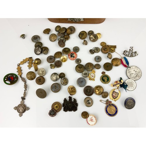 116 - MISC. MILITARY AND OTHER BUTTONS, BADGES AND MEDALS IN A LEATHER COLLAR BOX