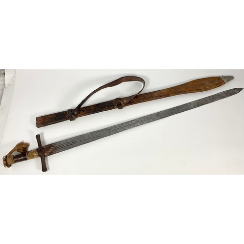 105 - A SUDANESE KASKARA SWORD, WITH DISTINCTIVE BULBOUS LEATHER SHEATH, ARABIC INSCRIPTIONS TO BLADE, BLA... 