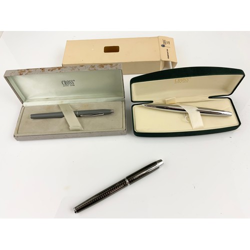 137 - A BOXED CROSS FOUNTAIN PEN & PROPELLING PENCIL AND A PARKER PEN