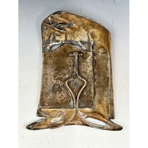 156 - AN ART NOUVEAU PEWTER EASEL TYPE PHOTOGRAPH FRAME IN THE MANNER OF WMF, APPROX. 19 X 28 cm