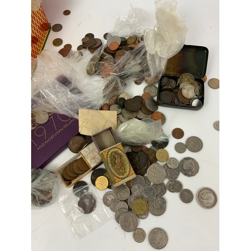 194 - SUITCASE OF MIXED UK & OTHER COINAGE LARGE QUANTITY