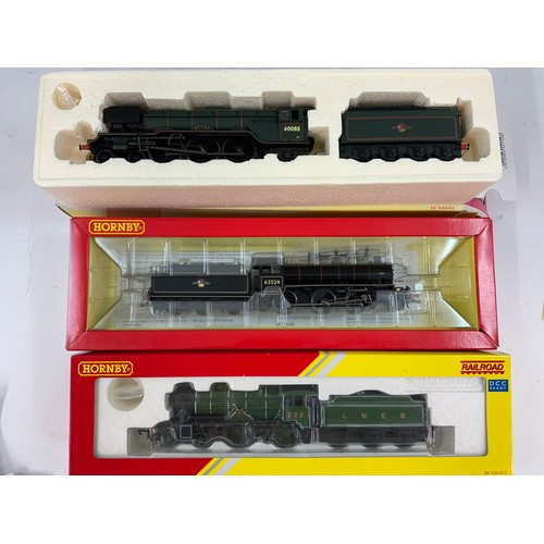 524 - HORNBY LNER SELECTION, RAILROAD R3062 4-4-0 HUNT CLASS 222 DCC READY, R2152 A1/A3 60085 & HORNBY R32... 