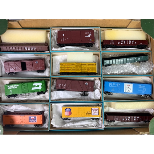 344 - ATHEARN, 12  AMERICAN RAIL ROAD BOXED WAGONS, INC. GONDOLA, STOCK WAGON, BOX CARS. (SOME BOXES WITH ... 