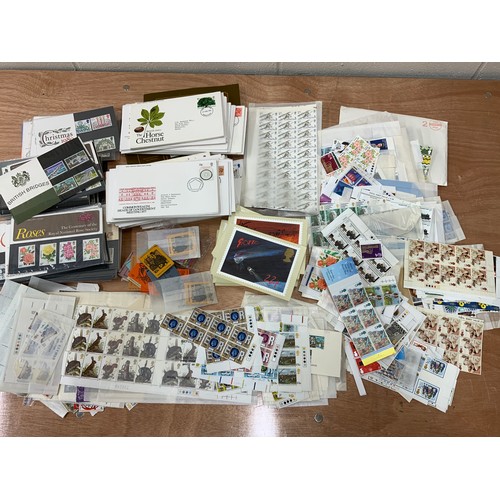 407 - STAMP INTEREST, TRAY OF GB BOX OF UNMOUNTED COMMEMORATIVES, BOOKLETS, PLUS VARIOUS PRESENTATION PACK... 