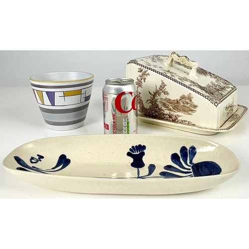 252 - CHINA AND PORCELAIN INCLUDING A GOUDA VASE, STYLISH DISH AND A CHEESE DISH