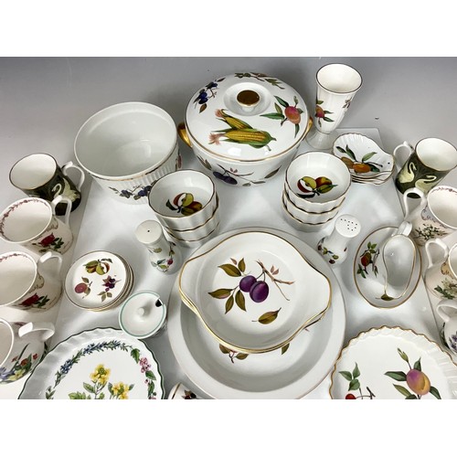 280 - MIXED LOT OF BONE CHINA, MOSTLY MIXED ROYAL WORCESTER OVEN AND TABLEWARE TOGETHER WITH A SELECTION O... 