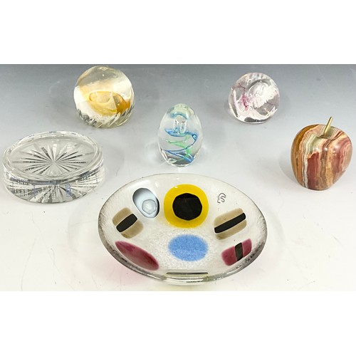 329 - MISCELLANEOUS GLASS PAPER WEIGHTS AND A LIQUORICE ALLSORTS GLASS DISH