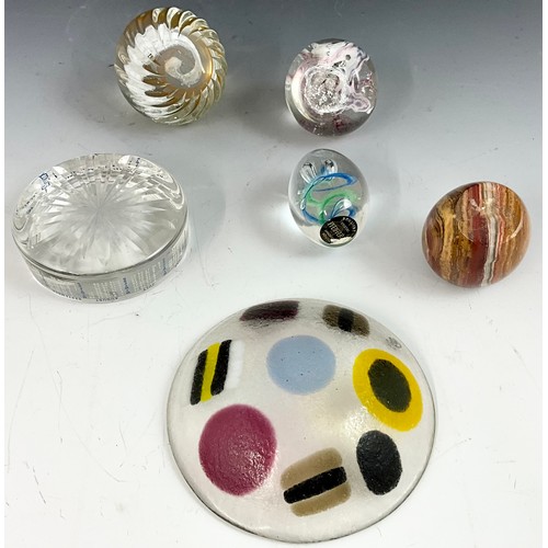 329 - MISCELLANEOUS GLASS PAPER WEIGHTS AND A LIQUORICE ALLSORTS GLASS DISH