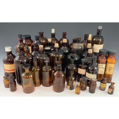 334 - LARGE QUANTITY OF ANTIQUE/ VINTAGE BROWN GLASS CHEMIST BOTTLES/ JARS ADVISED FROM MANDERS OF MALVERN... 