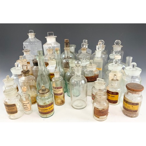 333 - LARGE QUANTITY OF ANTIQUE/ VINTAGE CLEAR GLASS CHEMIST BOTTLES/ JARS ADVISED FROM MANDERS OF MALVERN... 