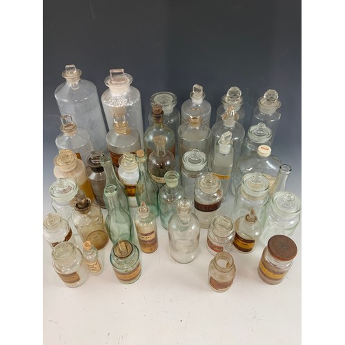 333 - LARGE QUANTITY OF ANTIQUE/ VINTAGE CLEAR GLASS CHEMIST BOTTLES/ JARS ADVISED FROM MANDERS OF MALVERN... 