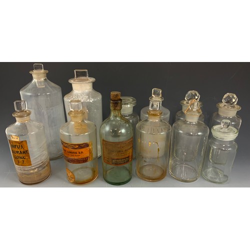 333 - LARGE QUANTITY OF ANTIQUE/ VINTAGE CLEAR GLASS CHEMIST BOTTLES/ JARS ADVISED FROM MANDERS OF MALVERN... 