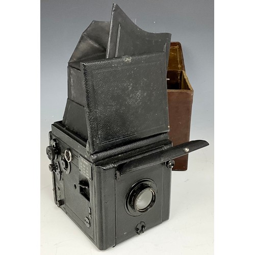 431 - BUTCHER’S BRITISH CAMERAS ‘POPULAR PRESSMAN’ PLATE CAMERA IN CASE