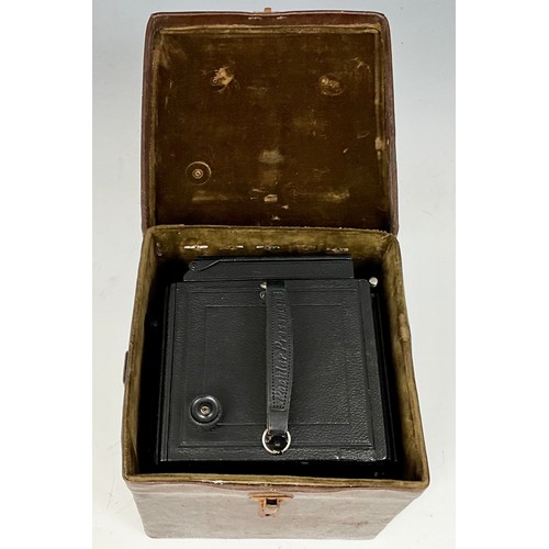 431 - BUTCHER’S BRITISH CAMERAS ‘POPULAR PRESSMAN’ PLATE CAMERA IN CASE